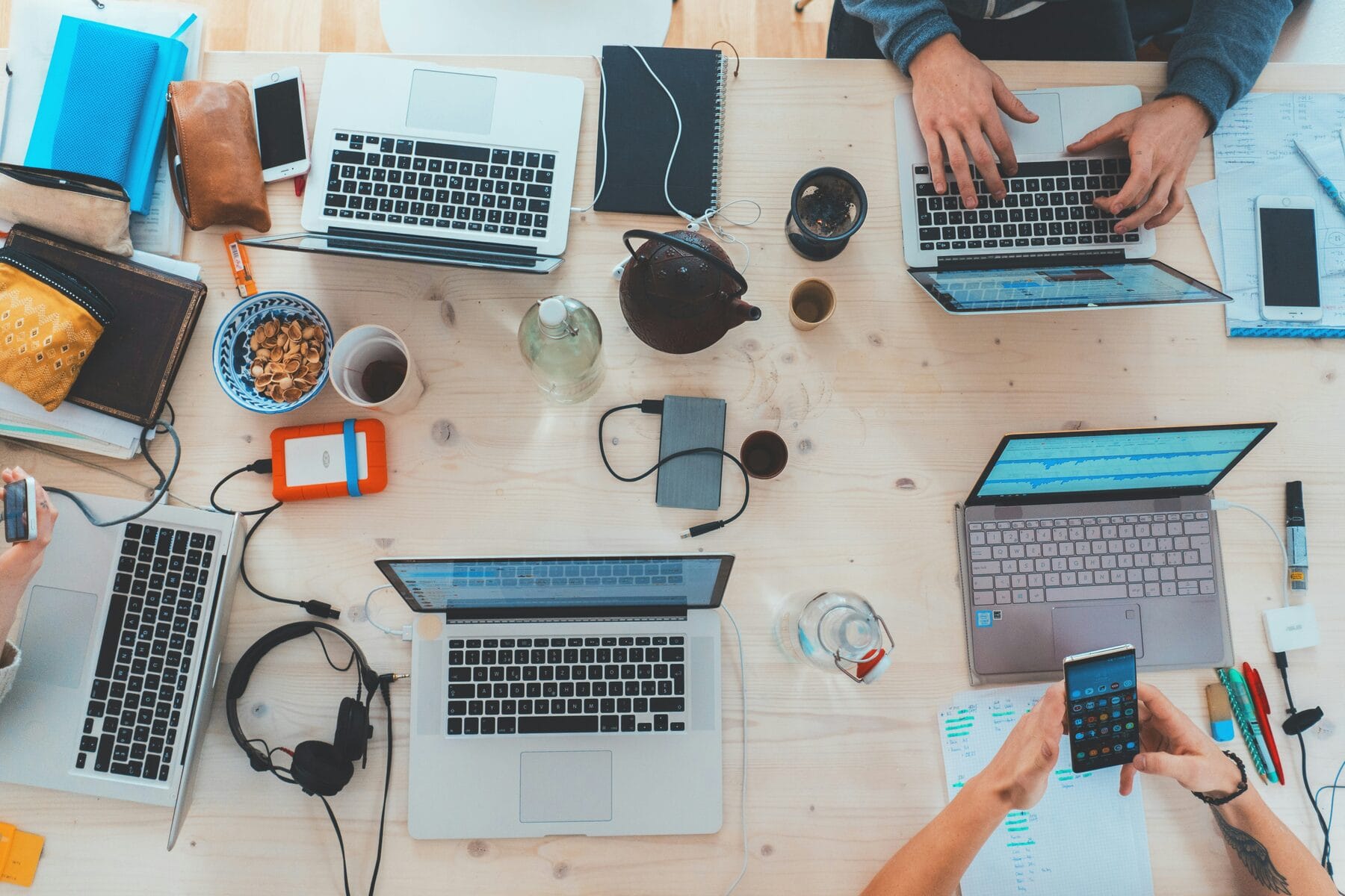 Arbeitsplatz mit Laptops und angeschlossenen Geräten