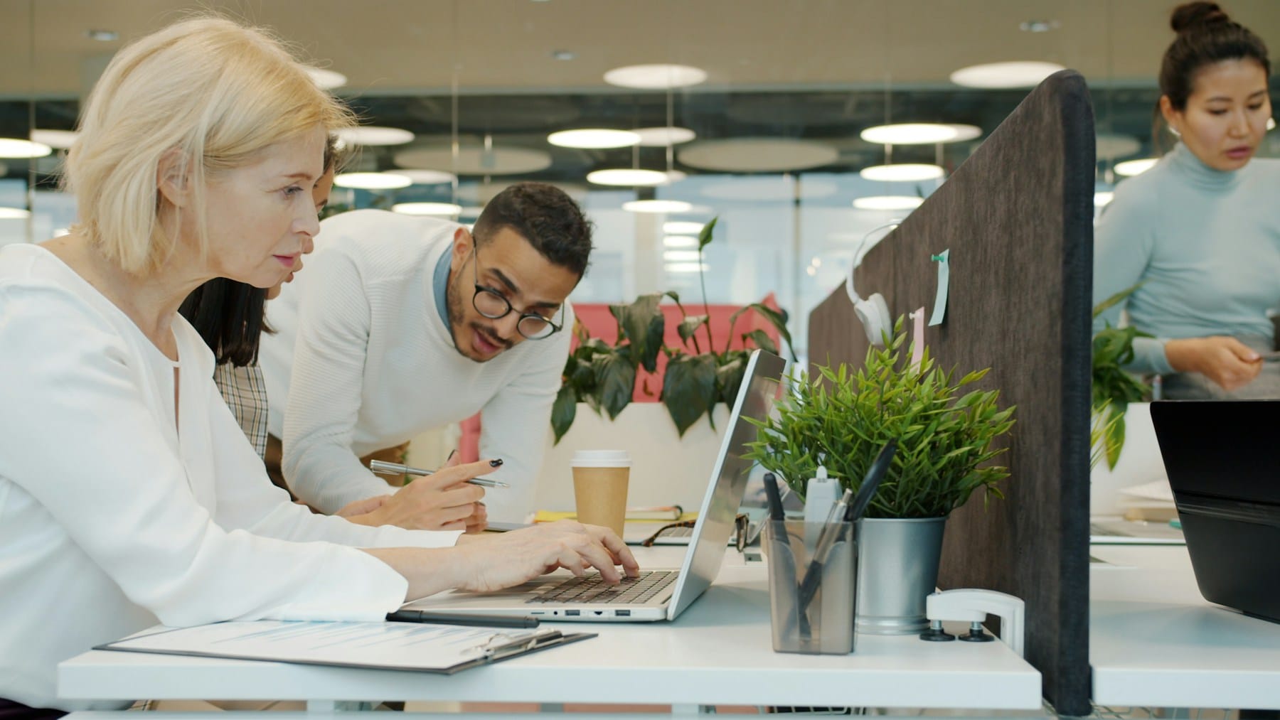 Gemeinsame Arbeit am Laptop und mit Unterlagen im Büro