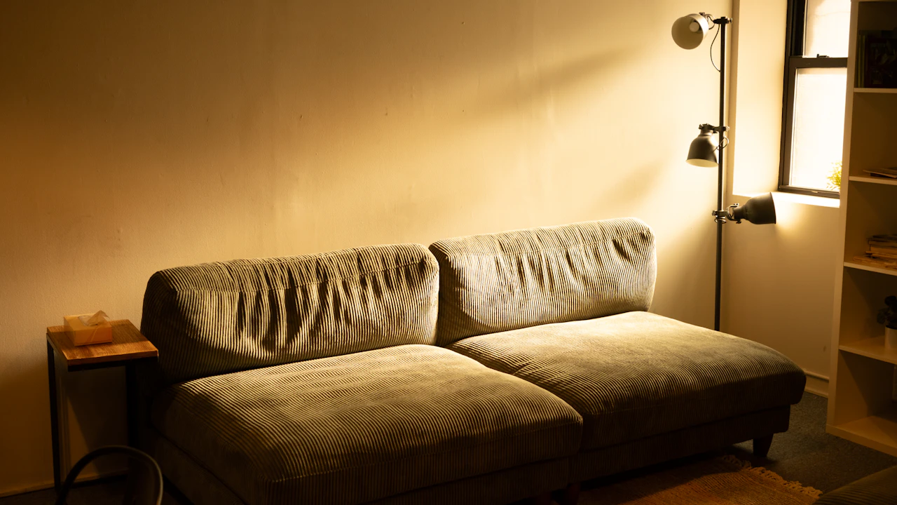 Wohnzimmer mit Sofa und warmer Beleuchtung